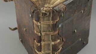 <a href='http://www.ra.ee/pargamendid/index.php/et/parchment/view?id=17463&_xr=eNoti0kOQFAQRO%252FSB%252Fi0L0hZ2Vu6QIc2JOZhJe7Ox%252Bq9ekkJGGcHPxWEn2zgCDTLWraDjru3qVN6egxatS6nSt1iCyryzATWN2wysW8ELT%252FZMQH1MjaHNO8nAOlO6XXdRVgiuA%253D%253D'>Ürik TLA.230.1.Aa3</a></br>
Köidetud pärgament.
Katkise köiteseljaga köites on pärgamendi kahjustumise risk suurem.</ br>
There is a greater risk of damage to the parchment in a book with a broken spine.