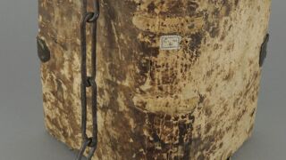 <a href='http://www.ra.ee/pargamendid/index.php/et/parchment/view?id=14994&_xr=eNoti0kOQFAQRO%252FSB%252Fg0gpSVvaULdL42JOZhJe7Ox%252Bq9ekkJGGcHPxNEn2zgGDTLattBx93b1Ck9PQGtWtupUrc4BJVFboLQN2zsEL0RtPxkxxTUy9gc0ryfAKQ7Zdd1A03rIuc%253D' target='_blank' rel="noopener">Ürik TLA.230.1.cm4</a>, 13. saj. </br>
Köidetud pärgament.
Keskaegse ahelköite roostes metallpanus, mis pikaajalises kokkupuutes pärgamendiga on tekitanud kahjustusi. </ br>
Bound parchment.
The rusty metal core of a medieval chain binder, which has been damaged by prolonged contact with the parchment.