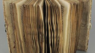 <a href='http://www.ra.ee/pargamendid/index.php/et/parchment/view?id=14994&_xr=eNoti0kOQFAQRO%252FSB%252Fg0gpSVvaULdL42JOZhJe7Ox%252Bq9ekkJGGcHPxNEn2zgGDTLattBx93b1Ck9PQGtWtupUrc4BJVFboLQN2zsEL0RtPxkxxTUy9gc0ryfAKQ7Zdd1A03rIuc%253D' target='_blank' rel="noopener">Ürik TLA.230.1.cm4</a>, 13. saj. </br>
Köidetud pärgament.
Keskaegse ahelköite puhul põhjustas pärgamendi kahjustumist pikaajaline kokkupuude köite kinnituse roostes metallpanusega. Pärgamendi roostekahjustus ulatub läbi ühe kolmandiku sisuplokist.</ br>
In the case of medieval chain binding, damage to the parchment was caused by prolonged contact with the rusted metal stake of the binding attachment. Rust damage to the parchment extends through one-third of the content block.