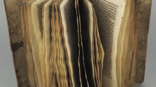 <a href='http://www.ra.ee/pargamendid/index.php/et/parchment/view?id=16980&_xr=eNoti0kOQFAQRO%252FSB%252Fg0gpSVvaULdL42JOZhJe7Ox%252Bq9ekkJGGcHPxNEn2zgGDTLattBx93b1Ck9PQGtWtupUrc4BJVFboLQN2zskL4RtPxkxxTUy9gc0ryfAKQ7Zdd1A06fIus%253D' target='_blank' rel="noopener">Ürik TLA.230.1.cm8</a>, 14.saj. </ br>
Märgistusaugud. Märgistusjooned.
Teksti paiknevuse korraldamiseks tehtud märgistused on nähtavad läbi kogu sisuploki.
Kirjaveergude ja ridade paiknevus märgiti pärgamendile erinevalt: kas märgistusaukudena või -joontena.</ br>
The markings made to organize the location of the text are visible throughout the content block.
The location of the columns and rows of letters was marked on the parchment in different ways: either as marking holes or lines.