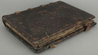 <a href='http://www.ra.ee/pargamendid/index.php/et/parchment/view?id=15720&_xr=eNpLtDK0qs60MrBOtDKBMIqtDM2slAoSi5IzclPzSvSLU0FMJaC4uZVSUWpacn5KKohnaGqlFOLjqGdkbKBnqOeYaKmfCBa2UiqE0oYg2sJKKScxL700MR2sy8hKKbVEybq2FgCM6SNQ'>Ürik TLA.230.1.Aa9/a</a>, 1458-1515. a.</br>
Köidetud pärgament.
Köites säilus pärgament paremini kui kokkuvolditud dokumendina. Kaaned kaitsesid pärgamendilehti kahjustumise eest. Rohkem kahjustusid lehtede välisservad, mis puutusid kokku väliskeskkonnaga.