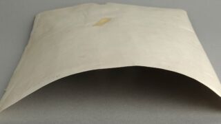 <a href='http://www.ra.ee/pargamendid/index.php/et/parchment/view?id=15465&_xr=eNoti0sOQEAQBe%252FSBxjaP8%252FKARyiQ%252Fsk%252FsNK3J3BqupV8gSMs4efC6JPLDgBLbJV3ajT7ll1Sk9PQZs21VyrW8ygojTMsQlNlLwJtP5kxww0yNQe0r6PAKQ75dd1A%252FdBIfw%253D'>Ürik AM.115.3.46</a></br>
Rullis pärgament.
Lahtirullitud pärgamendile iseloomulik deformatsioon. Rulli keeratud pärgamendi tagumine pool oli lakitud, mis omakorda suurendab deformatsiooni.</ br>
Deformation characteristic of unrolled parchment. The back side of the rolled parchment was varnished, which in turn increases the deformation.