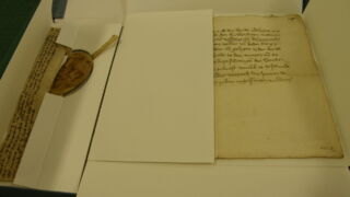 Tallinna Linnaarhiiv. Konserveeritud pärgamendid säilitusümbrises.</ br>
Tallinn City Archive. Preserved parchments in a storage case.