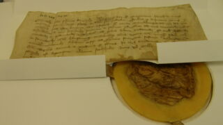 Tallinna Linnaarhiiv. Konserveeritud pärgamendid säilitusümbrises.</ br>
Tallinn City Archive. Preserved parchments in a storage case.
