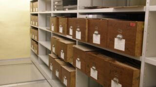 Tallinna Linnaarhiiv. Pärgamentide pakendamine enne konserveerimist ja pärgamentide kogu korrastamist.</ br>
Tallinn City Archive. Wrapping the parchments prior to conservation and organizing the parchment collection.
