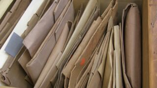 Tallinna Linnaarhiiv. Pärgamentide pakendamine enne konserveerimist.</ br>
Tallinn City Archive. Wrapping the parchments before canning.