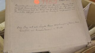 Tallinna Linnaarhiiv. Pärgamentide pakendamine enne konserveerimist.</ br>
Tallinn City Archive. Wrapping the parchments before conservation.