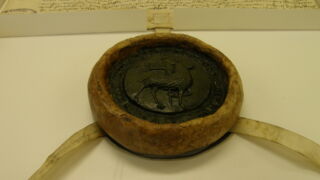 Tallinna Linnaarhiiv. Konserveeritud pärgament koos pitseriga säilitusümbrises.</ br>
Tallinn City Archive. Preserved parchment with seal in storage case.