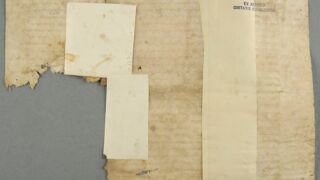Eelneva parandamise või konserveerimise tunnustega pärgament.</ br>
Parchment with signs of previous repair or conservation.