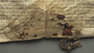 <a href='http://www.ra.ee/pargamendid/index.php/et/parchment/view?id=15265&_xr=eNoti0sOQEAQBe%252FSBxiaCfKsHMAhOrRP4m%252BsxN0ZrKpeJU%252FAOHuEucB%252BsoMT0CJb1Y06uWBXr%252FT0FLRpU821%252BsUMKkrDoTWxsfZNoPUne2agQab2kPZ9RCB1lF%252FXDfaCIfg%253D' target='_blank' rel="noopener">Ürik AM.104.3.44</a>, 1529. a. </br>
Tindiplekk.
Tindiplekid, mis on osaliselt pärgamenti korrodeerinud.</ br>
Ink stains that have partially corroded the parchment.