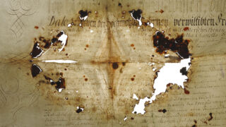 <a href='http://www.ra.ee/pargamendid/index.php/et/parchment/view?id=15925&_xr=eNoti0sOQEAQBe%252FSBxhaxifPygEcokP7JP7GStydwarqVfIEjLNHmAvsJzs4AS2yVd2okwt29UpPT0GbNtVcq1%252FMoKI0HFoTG7ZvAq0%252F2TMDDTK1h7TvIwKpo%252Fy6bvZYIfc%253D' target='_blank' rel="noopener">Ürik AM.104.5.14</a>, 18. saj.</br>
Tindikorrosioon.
Tindiplekid tugevalt degradeerunud pärgamendil. Tindiplekkide piirkonnas on pärgament katkine, korrodeerunud. </ br>
Ink stains on heavily degraded parchment. In the area of ink stains, the parchment is broken, corroded.