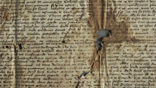 <a href='http://www.ra.ee/pargamendid/index.php/et/parchment/view?id=14604&_xr=eNpLtDK0qs60MrBOtDKBMIqtDM2slAoSi5IzclPzSvSLU0FMJaC4uZVSUWpacn5KKohnaGGlFOLjqGdkbKBnqOfkGm9oou%252FpCZaxUiqE0oYgGqgwJzEvvTQxHazRyEoptUTJurYWAO7AI%252FQ%253D' target='_blank' rel="noopener">Ürik TLA.230.1.be_14/ii</a>, 1402. a. </br>
Tindikorrosioon.
Tindi ja pärgamendi kahjustumine tindis sisalduvate metalliühendite toimel.</ br>
Ink corrosion.
Damage to ink and parchment due to metal compounds contained in the ink.