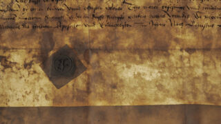 <a href='http://www.ra.ee/pargamendid/index.php/et/parchment/view?id=14110&_xr=eNpLtDK0qs60MrBOtDKBMIqtDM2slAoSi5IzclPzSvSLU0FMJaC4uZVSUWpacn5KKohnCOSG%252BDjqGRkb6BnqOWUaGlroh4ElrJQKobQhiLawUspJzEsvTUwH6zOyUkotUbKurQUAy7kjsQ%253D%253D' target='_blank' rel="noopener">Ürik TLA.230.1.bi118/v</a> 1511. a.</br>
Helvestumine. Irdumine.
Pärgamendi ja/või tindikirja kihiti eraldumine, kestendamine.
Läbivas valguses on näha irdumise tulemusena toimuvat pärgamendi õhenemist.</ br>
Flaking. Detachment.
Separation, flaking of parchment and/or ink writing.
The thinning of the parchment as a result of detachment can be seen in transmitted light.