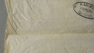<a href='http://www.ra.ee/pargamendid/index.php/et/parchment/view?id=16689&_xr=eNpLtDK0qs60MrBOtDKBMIqtDM2slAoSi5IzclPzSvSLU0FMJaC4uZVSUWpacn5KKohnaGqlFOLjqGdkbKBnqOupZ2FuCRa2UiqE0oYg2sJKKScxL700MR2sy8hKKbVEybq2FgB%252B6CMD' target='_blank' rel="noopener">Ürik TLA.230.1-i.879</a>, 1501. a. </ br>
Korts.
Väikeste kurdude ja voltide muster pärgamendi pinnal. Voldid, kurrud , mille vahel on pärgamendi pind tasapinnaline
Pärgamendi kurrud ja kortsud esinevad sageli dokumendi äärtes, naha kõhuäärsetes piirkondades, kus nahk on tunduvalt väiksema mehaanilise tugevuse ja tihedusega. </ br>
A pattern of small creases and folds on the surface of the parchment. Folds, creases between which the surface of the parchment is flat
Parchment creases and wrinkles often occur at the edges of the document, in the areas along the skin's belly, where the skin has considerably less mechanical strength and density.