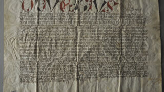 <a href='http://www.ra.ee/pargamendid/index.php/et/parchment/view?id=14424&_xr=eNpLtDK0qs60MrBOtDKBMIqtDM2slAoSi5IzclPzSvSLU0FMJaC4uZVSUWpacn5KKohnaGqlFOLjqGdkbKBnqJupZ2loARa2UiqE0oYg2sJKKScxL700MR2sy8hKKbVEybq2FgCD9iMd' target='_blank' rel="noopener"> Ürik TLA.230.1-i.918</a>, 1509.a.
</ br>
Murre. Murdejoon.
Kokkuvolditud ürikule iseloomulik deformatsioon. Selgelt on nähtavad murdejooned. Deformatsiooni tulemusena ei ole pärgament enam pärast lahtivoltimist tasapinnaline.</ br>
Deformation characteristic of a folded document. Fracture lines are clearly visible. As a result of the deformation, the parchment is no longer flat after unfolding.