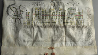 <a href='http://www.ra.ee/pargamendid/index.php/et/parchment/view?id=16086&_xr=eNotizkOgDAMBP%252FinpAAArRU9JR8wAITInEfFeLvnNWMRrsMg8NBZ4zokxUmBk28VG0vw%252Bav8ijdPQEt0lRjLfSvyiJXQaiV8ZxzrNK3g%252Baf5mEK6niwO9v3FoBko%252Bw8L7%252F%252FI%252Bc%253D' target='_blank' rel="noopener">Ürik TLA.230.1.BE_14/viii</a>, 1756. a. </ br>
Paindes, püstine jäik volt.
Volt, mille on põhjustanud materjali kokkutõmbumise tulemusena tekkinud deformatsioon
Jäigad ja silmatorkavalt püstised voldid esinevad üle kogu üriku pinna.</ br>
Bending, an upright rigid fold.
A fold caused by deformation as a result of material contraction
Rigid and strikingly upright folds occur over the entire surface of the document.