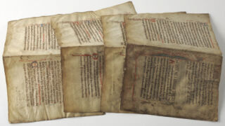<a href='http://www.ra.ee/pargamendid/index.php/et/parchment/view?id=15437&_xr=eNpLtDK0qs60MrBOtDKBMIqtDM2slAoSi5IzclPzSvSLU0FMJaC4uZVSUWpacn5KKohnaGylFOLjqGdkbKBnqJecawoWtFIqhNKGINrCSiknMS%252B9NDEdrMfISim1RMm6thYAThgi6A%253D%253D' target='_blank' rel="noopener">Ürik TLA.230.1.cm5</a>, 1257. a. </ br>
Murre. Murdejoon.
Pärgamendi kokkumurdmise tulemusena tekkinud välisilme muutus.
Köitmisel volditi (murti) kindlate reeglite järgi nahast väljalõigatud pärgamentlehed pooleks kahest lehest ja neljast leheküljest koosnevaks poognaks (bi-folio). Pooleks murtud pärgamendi lehtede murdepinnad säilitasid oma murdejooned ja deformatsiooni ka siis, kui neid hoiti köitest lahtivõetuna eraldi lehtedena.</ br>
The change in appearance caused by the collapse of the parchment.
During binding, the parchment leaves cut out of the leather were folded (broken) according to specific rules into a bi-folio consisting of two pages and four pages. The fracture surfaces of parchment leaves that were folded in half retained their fracture lines and deformation even when they were kept as separate leaves unbound from the bindings.