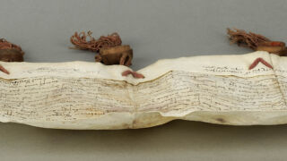 Jäik.
Materjal on kaotanud oma esialgse painduvuse.
Materjali kokkutõmbumise tagajärjel deformeerunud pärgamentdokument.</ br>
The material has lost its original flexibility.
A parchment document deformed as a result of material shrinkage.