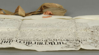 Kokkutõmbumine.
Pärgamendi mahulise kahanemise ja kokkutõmbumise tulemusena on dokument deformeerunud.</ br>
Contraction. As a result of shrinking and shrinkage of the parchment, the document is deformed.