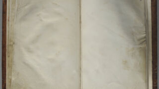 <a href='http://www.ra.ee/pargamendid/index.php/et/parchment/view?id=15047&_xr=eNoti0kOQFAQRO%252FSB%252Fi0iKGs7C1doEMbErNvJe7Ox%252Bq9ekkJGGcPPxOEn%252BzgCLTIVnWjTtbb1Sk9PQZt2lRzrW5xACqL3HDqGzZh9DbQ%252BpMdE9AgU3tI%252B16eh1rKrusGHTQiUQ%253D%253D' target='_blank' rel="noopener">Ürik TLA.190.1.46</a>, 15-16.saj. </ br>
Kokkutõmbumine.
Pärgamendi mahuline kahanemine lehe servades. Köidetud pärgamendi tekstita leht on deformeerunud, mille on põhjustanud pärgamendi kokkutõmbumine jäsemete naha külge kinnitumise alades.</ br>
Contraction.
Shrinkage of the parchment at the edges of the page. The non-text page of the bound parchment is deformed, caused by shrinking of the parchment in the areas where the limbs attach to the skin.