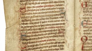 <a href='http://www.ra.ee/pargamendid/index.php/et/parchment/view?id=15437&_xr=eNpLtDK0qs60MrBOtDKBMIqtDM2slAoSi5IzclPzSvSLU0FMJaC4uZVSUWpacn5KKohnaGylFOLjqGdkbKBnqJecawoWtFIqhNKGINrCSiknMS%252B9NDEdrMfISim1RMm6thYAThgi6A%253D%253D' target='_blank' rel="noopener">Ürik TLA.230.1.cm5</a>, 1257. a. </ br>
Kokkutõmbumine.
Õhukese pärgamendi mahuline kahanemine lehe servas. Dokumenteeritud läbivas valguses.</ br>
Contraction.
Dimensional shrinkage of thin parchment at the edge of the page. Documented in transmitted light.