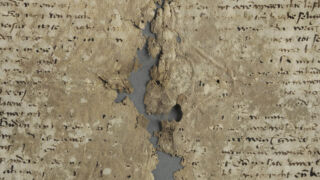 <a href='http://www.ra.ee/pargamendid/index.php/et/parchment/view?id=15967&_xr=eNpLtDK0qs60MrBOtDKBMIqtDM2slAoSi5IzclPzSvSLU0FMJaC4uZVSUWpacn5KKohnCOSG%252BDjqGRkb6BnqOTnFm5voZ4IlrJQKobQhiLawUspJzEsvTUwH6zOyUkotUbKurQUA0KQjzQ%253D%253D' target='_blank' rel="noopener">Ürik TLA.230.1.BB_74/i</a>, 1480. a. </ br>
Rabe, habras. Pärgamendi füüsilise tugevuse vähenemise tulemusena on pärgament raskesti käsitletav. Materjali irdumine ja sisemine kadu on muutnud pärgamendi hapraks.</ br>
Brittle, fragile. As a result of the reduced physical strength of the parchment, the parchment is difficult to handle. Material shedding and internal loss have made the parchment fragile.