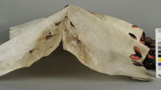 <a href='http://www.ra.ee/pargamendid/index.php/et/parchment/view?id=15925&_xr=eNoti0sOQEAQBe%252FSBxhaxifPygEcokP7JP7GStydwarqVfIEjLNHmAvsJzs4AS2yVd2okwt29UpPT0GbNtVcq1%252FMoKI0HFoTG7ZvAq0%252F2TMDDTK1h7TvIwKpo%252Fy6bvZYIfc%253D' target='_blank' rel="noopener">Ürik AM.104.5.14</a>, 18. saj.</br>
Jäik.
Materjal on kaotanud oma esialgse painduvuse.
Jäigaks muutunud pärgament on kaotanud oma painduvuse, on deformeerunud ning kaotanud oma esialgse kuju. </ br>
The material has lost its original flexibility.
The stiffened parchment has lost its flexibility, is deformed and has lost its original shape.