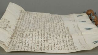 Jäik.
Materjal on kaotanud oma esialgse painduvuse.
Dokumente hoiti ja käsitleti enamikel juhtudel kokku voldituna. Pärgamendil on selgelt eristatavad murdejooned ja kokkuvoltimisele iseloomulik pärgamentlehe deformatsioon. Jäikade pärgamentide puhul on pärgament sageli deformeerunud murdejoonte piirkonnas.