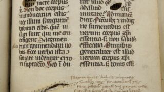 Ill 7. Pärgamendi venitamisel tekkinud augud.</ br>
Ill. 7. Holes caused by stretching the parchment