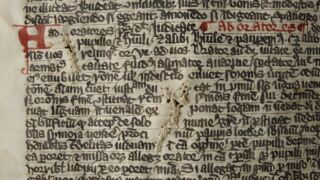 Ill. 7a. Näide venitusaukude kokkunõelumisest valmistamise käigus.</ br>
Ill. 7 years. An example of pinning the stretch holes during manufacture.